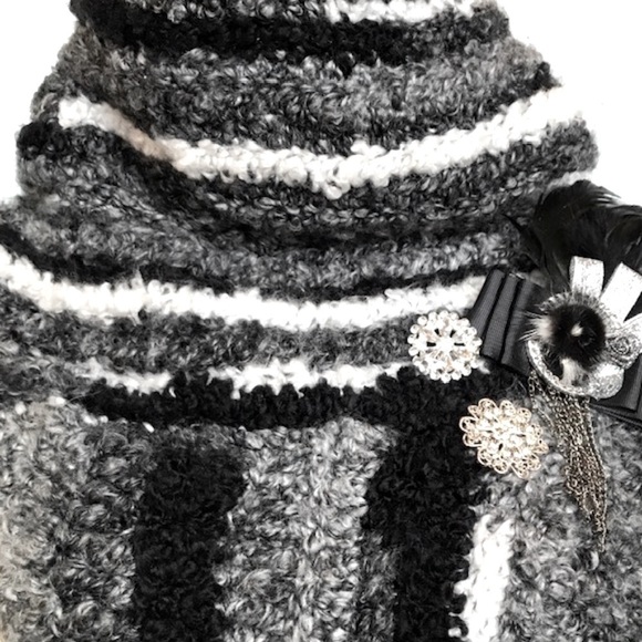 *NEW CHUNKY COWL, HIGHLAND WRAP, HUNTRESS SASH, GRAY/BLACK/WHITE - Picture 6 of 8